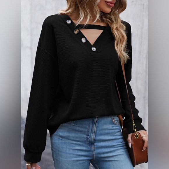 Effortlessly Stylish Decorative Button Top - Picture 2 of 4